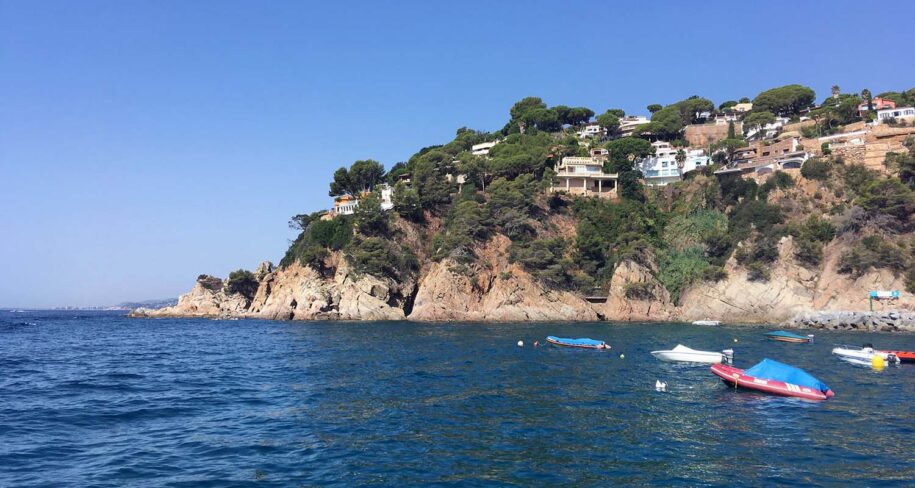 boat trips from canyelles and lloret to costa brava north